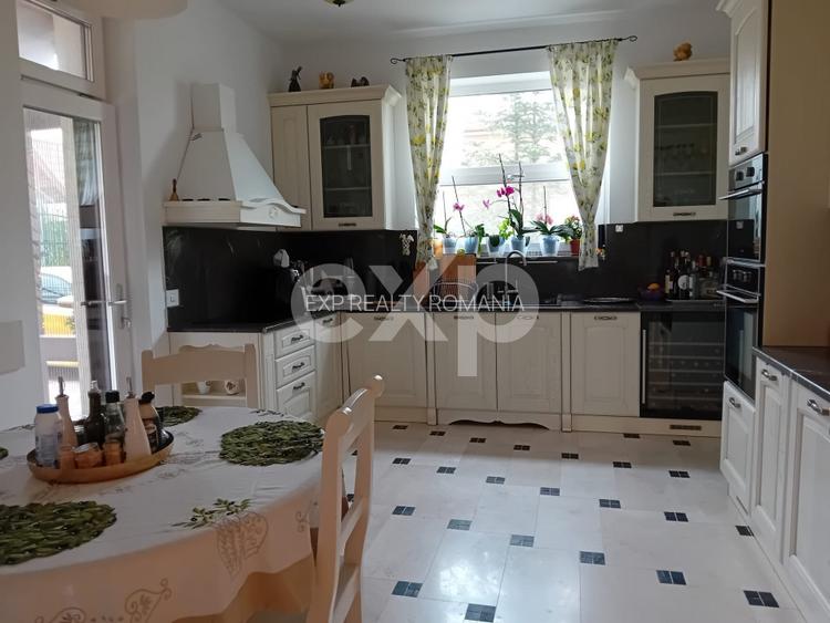 De vanzare vila exceptionala in stil Neo Romanesc cu vedere la lac si padure - 11