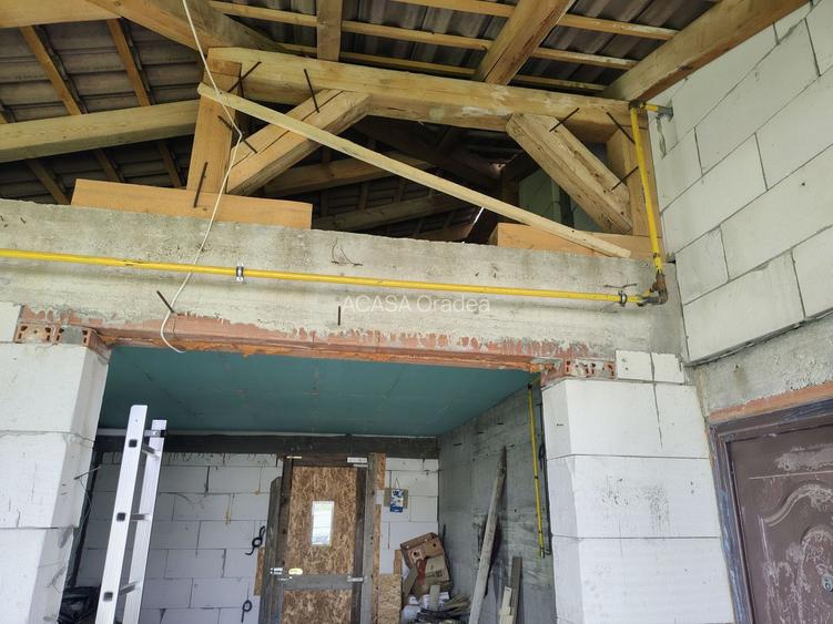 Casă la roșu,  – Oradea, str. Caișilor. 175 000 E . Comision 0 - 11