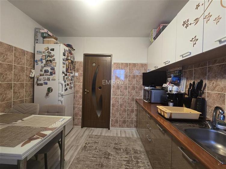 De vanzare apartament 2 Camere str Cornisa zona Scoala 10 - 9
