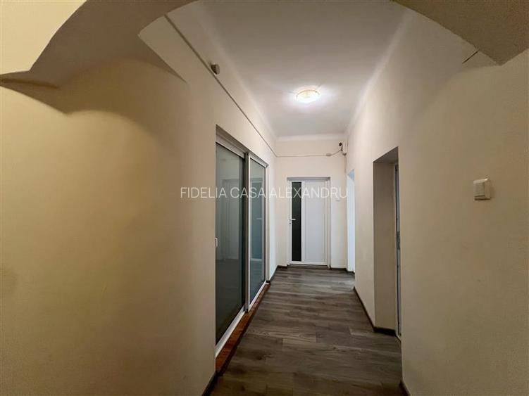 Apartament cu 3 camere  de vanzare  Tg Cucu - Podul de Fier, - 9