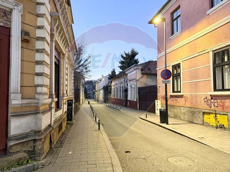 Apartament 4 camere, pe 2 niveluri si curte comuna în Centru - 42