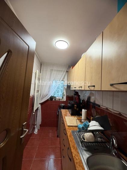 Proprietar vând apartament 3 camere etaj 5, renovat în bloc reabilitat preț  - 10