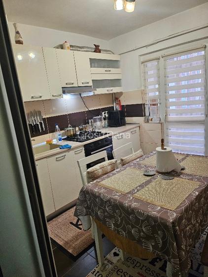 PF,vând apartament 3 camere decomandat. CUG - 6