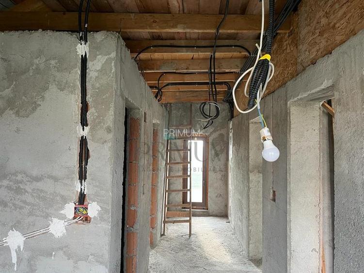 Casa la rosu - toate utilitatile - zona foarte buna - 5