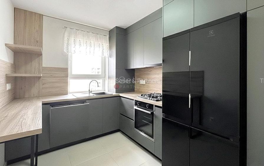 Structura Generoasa Zona Coresi Mall - 4