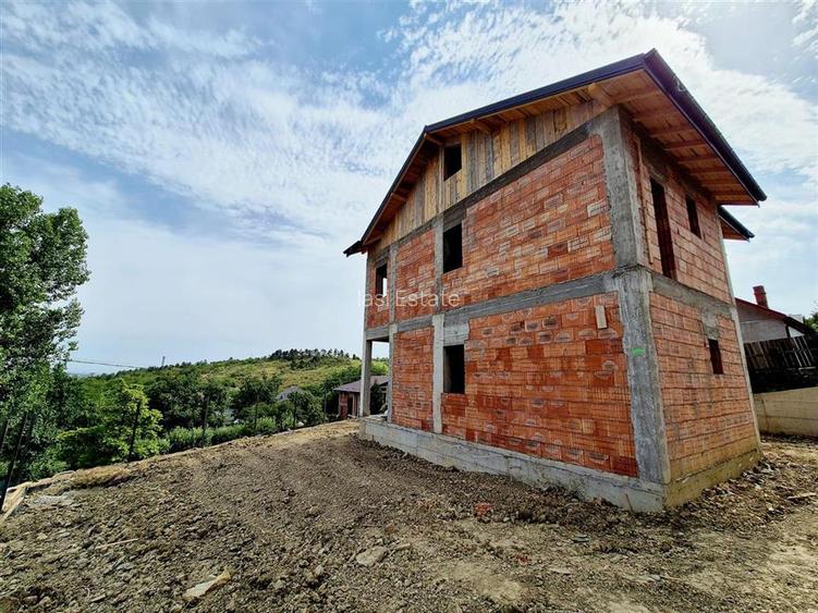 Casa de vanzare cu priveliste frumoasa - 3