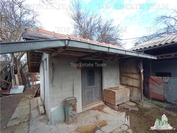 Casa taraneasca traditionala pe parter cu gradina si livada 1700mp in Gruiu, la - 10