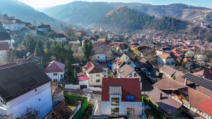 La poalele Tâmpei — vilă contemporană în Schei - 39