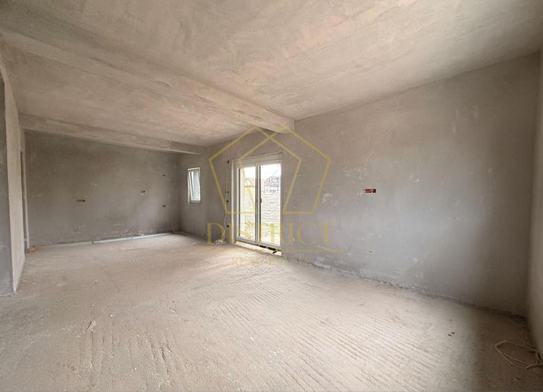Duplex cu 5 camere, despărțit prin camera tehnica, la asfalt | Mosnita Veche