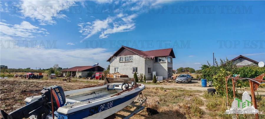 Ferma 3,3ha, din care 2,5ha intravilan, vila 7 camere, D+P+E+M, casa pentru munc - 3