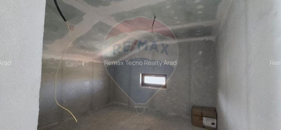CASA CU ETAJ DE VANZARE LA GRI LA 12 KM DE ARAD ZIMANDUL NOU - 21