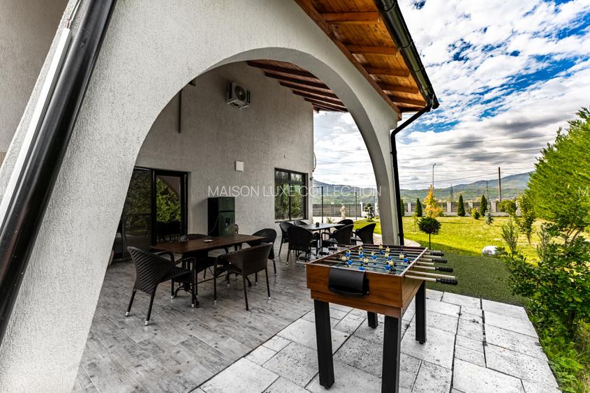 Vilă turistică cu 8 camere + căsuțe A-frame, teren 5575 mp Călimănești, VL - 5