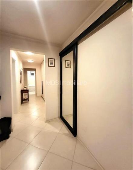 Mobilat si utilat linga Mall bloc izolat - 6