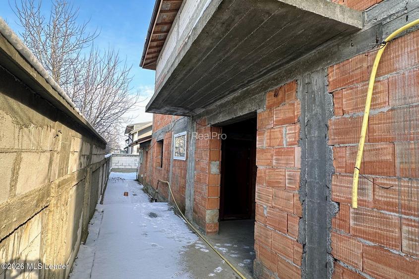 Domnesti - Vila la rosu 276 mp utili, teren 572 mp, garaj 2 locuri - 40