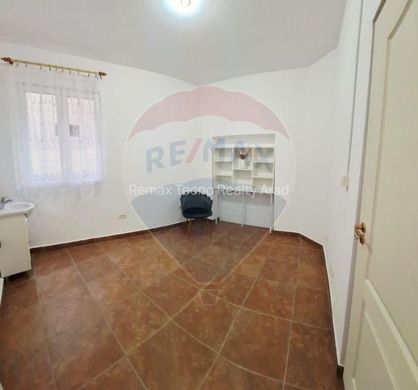 Scaun /camera de inchiriat-salon de infrumusetare (zona centrala) - 11