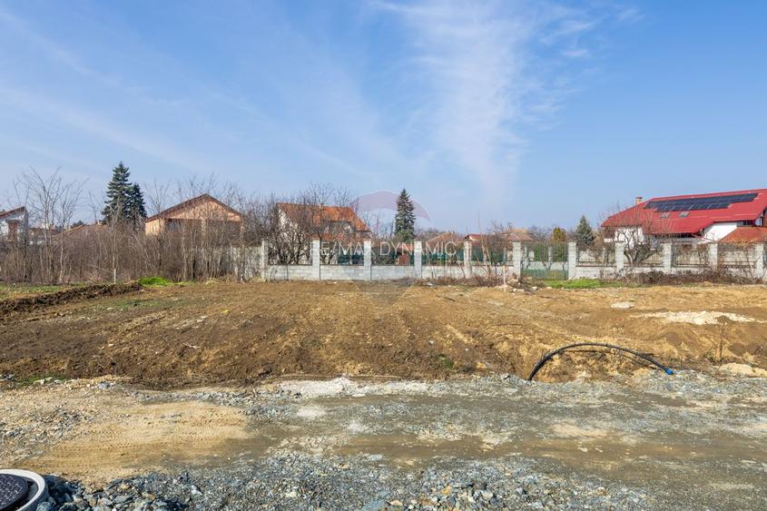 Teren intravilan curti constructii- zona in plina dezvoltare- Micalaca - 2