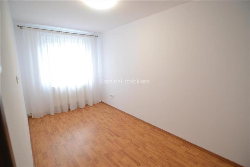 Inchiriere apartament 3 camere decomandat etajul 1 ,Florilor - 4