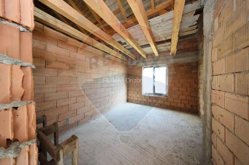 Duplex  la roșu cu 2 apartamente - 6 camere, terase generoase și curte - 11