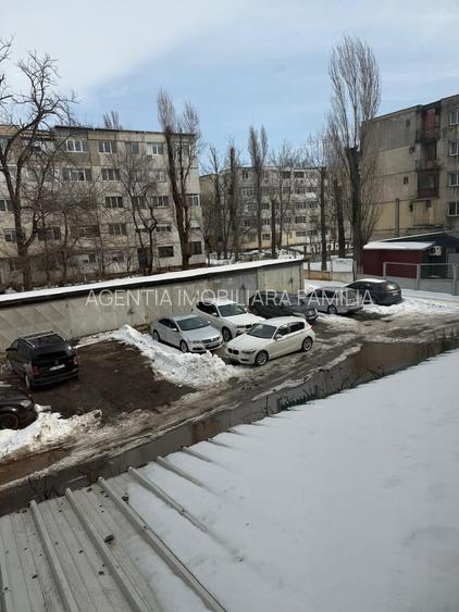 Vanzare apartament cu 4 camere in  Micro 39b, langa scoala 34, etaj 1. - 12