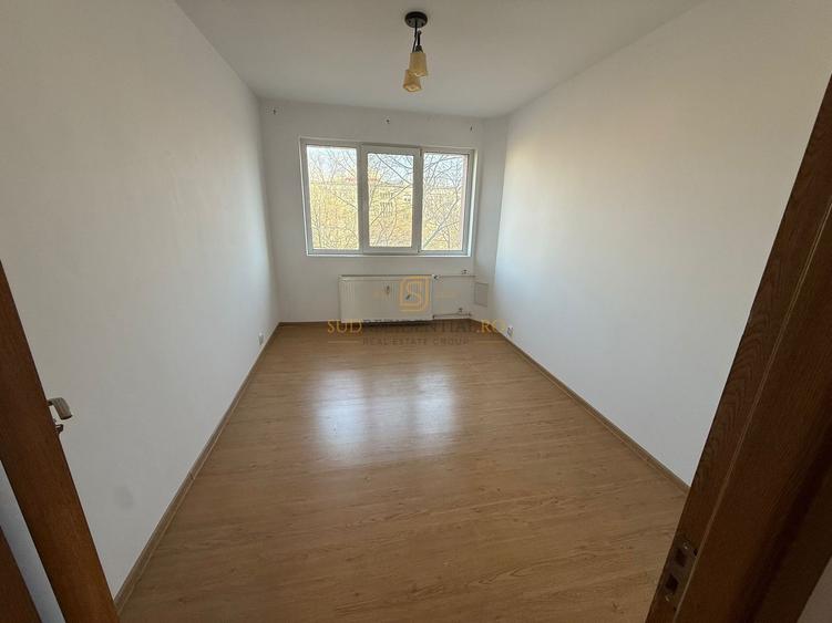 Apartament 3 camere semidecomandat, 2 balcoane, Bld Alexandru Obregia