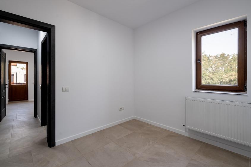 Otopeni central - Calea Bucurestilor (DN1) vila P+2 cu 7 camere 6 bai, parcare