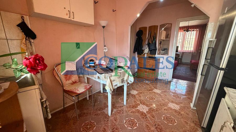 Central - Piata 700. Bloc de Caramida. Decomandat, Et 2. Posibilitate Centrala - 3