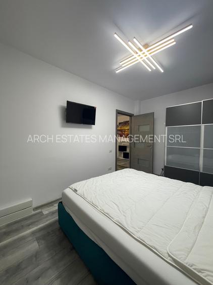 Piata Romana, Coloane, Metrou - 13