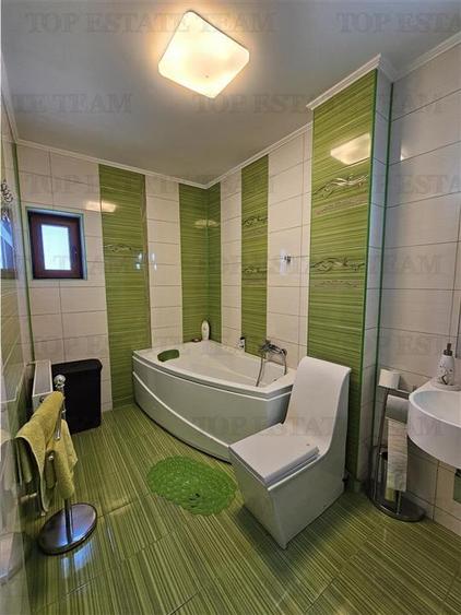 Vila lux 5 camere cu gradina superba centru Domnesti
