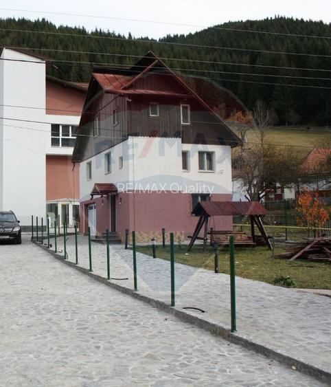 Casă / Vilă Moeciu de Sus, zona pitoreasca, 5 camere, pret deosebit - 6