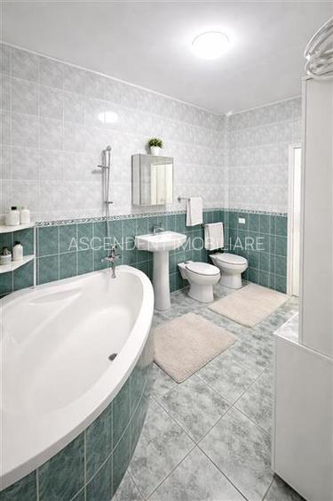 Casa in apreciabil potential,cu terase, curte,gradina echipata,2 pivnite,Str. Ro - 17