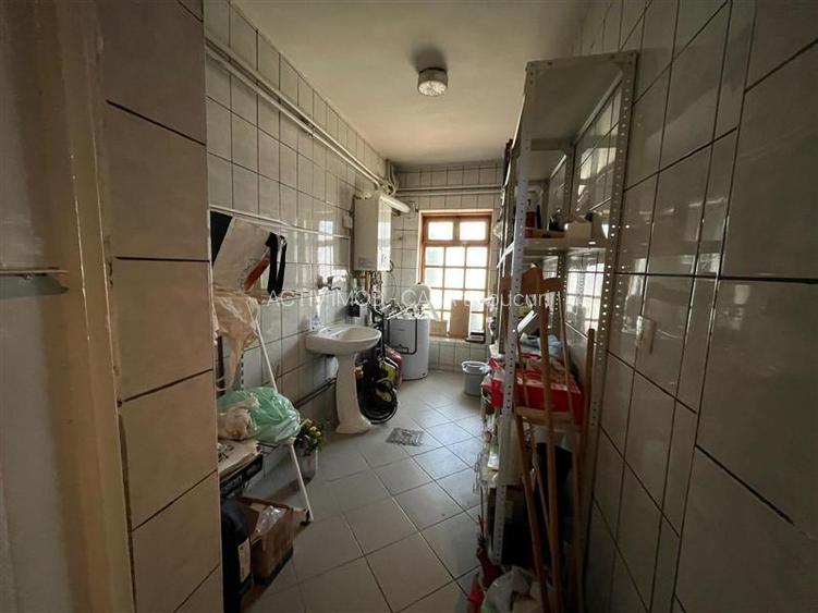 Lugoj,  Vila P+2E+M ,  656 Mp., Construiti, Posibilitate De Investitie, Zona 0 - 30