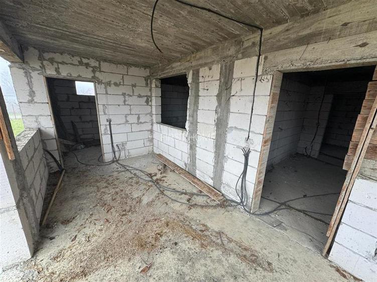 Casa Radulesti, an 1996 ,la rosu, 2.000 mp teren , 310 mp casa - 14