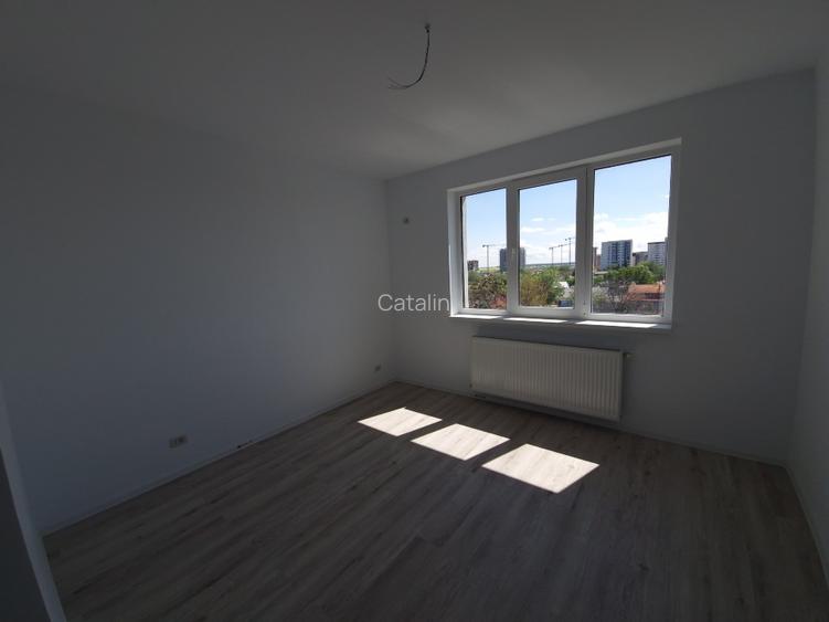 Vând apartament cu 2 camere, decomandat nou  + loc de parcare, situat in complex - 7