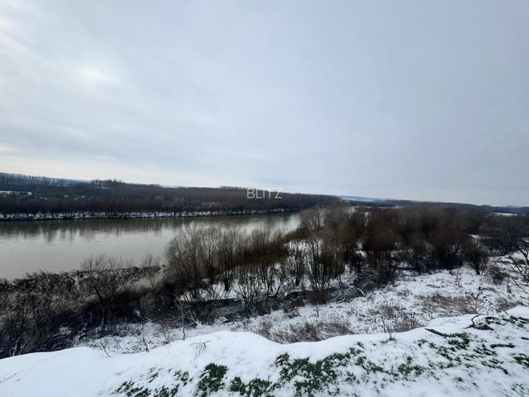 Teren 2500 mp Malu Mare, deschidere la drum asfaltat, vedere spre raul Jiu - 2