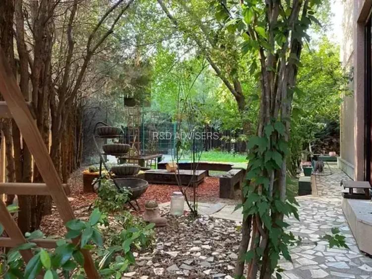 Vilă Luxury în Zona Jandarmeriei | 8 Camere | Arhitectură Eleganta - 2