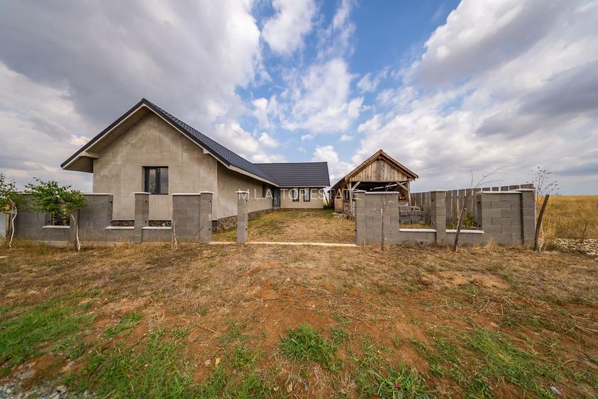 Casă de vânzare cu 3 camere in Alunis - 2