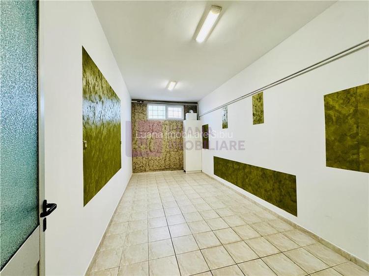 Spatiu comercial de inchiriat | Cristian, la intrare | vizibilitate mare - 3
