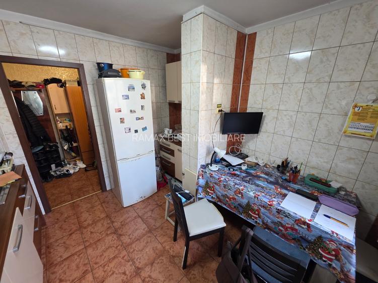 Liviu Rebreanu intersectie 1 Decembrie 1918, langa Auchan Titan, Poarta 4 - 3