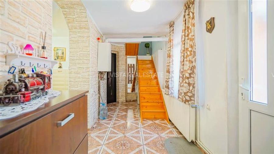 Casa spatioasa, ideala pentru 2 familii sau investitie. 2 corpuri de cladire, ga - 12