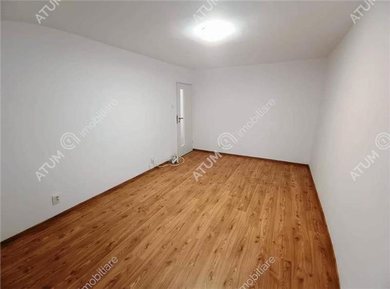 Apartament renovat cu 3 camere 2 bai si pivnita in Sibiu