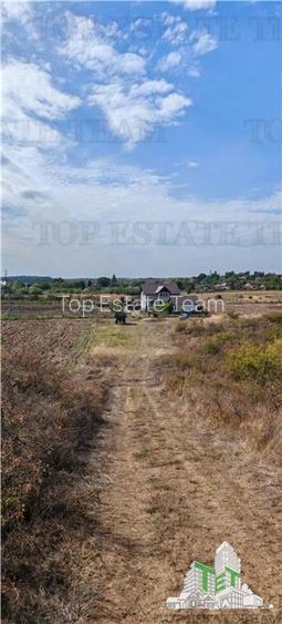 Ferma 3,3ha, din care 2,5ha intravilan, vila 7 camere, D+P+E+M, casa pentru munc - 12