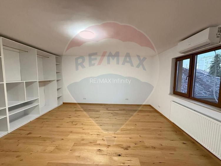 Apartament 4 camere, pe 2 niveluri si curte comuna în Centru - 5