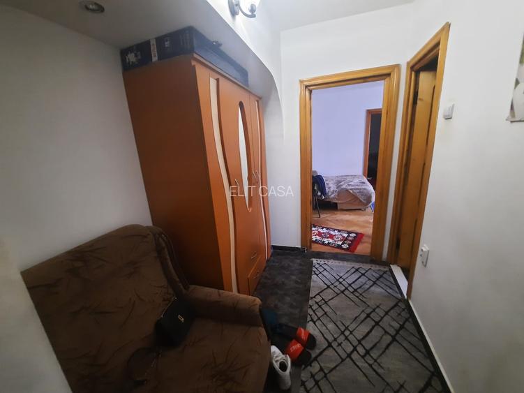 Apartament cu 2 camere, etajul 1/4, zona Podu Ros - 5