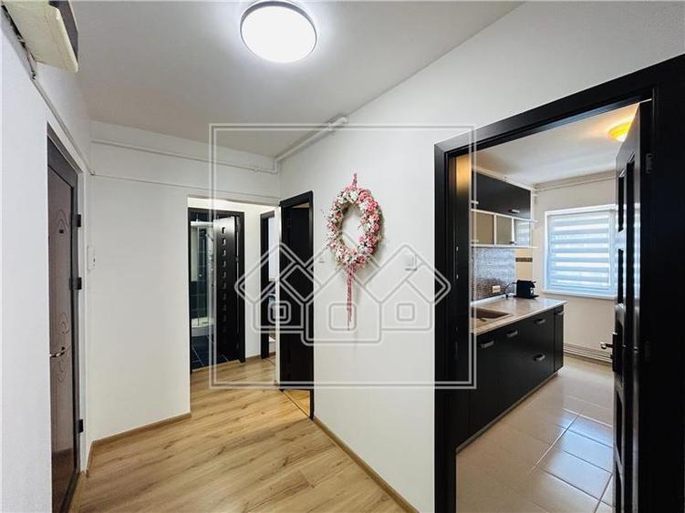 Ap decomandat, 3 camere, 2 bai, 2 balcoane - Zona Turnisor