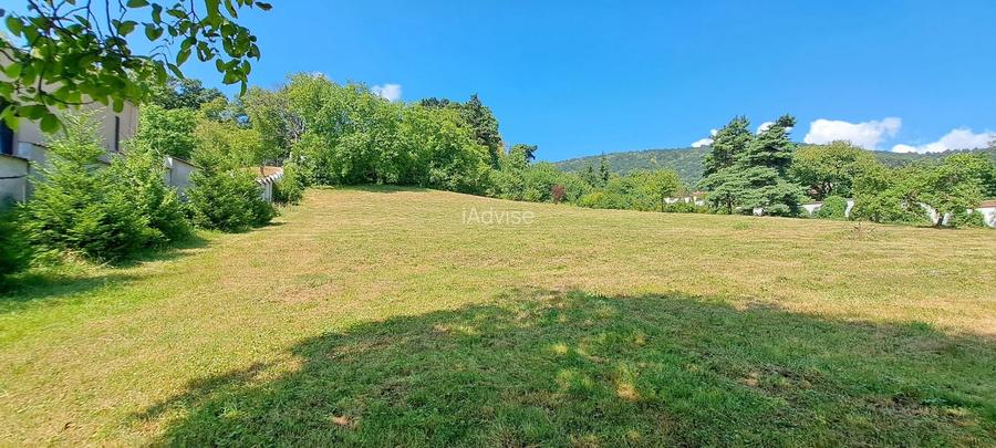 Proprietate superba teren, cladire cu opt garaje si gard zidit - 4