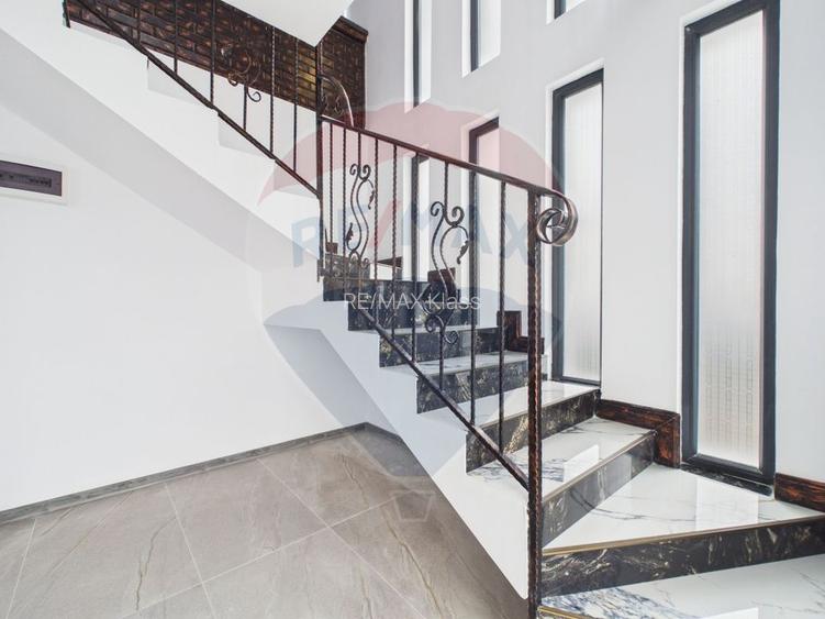 Casă / Vilă cu 5 camere de vânzare - 45