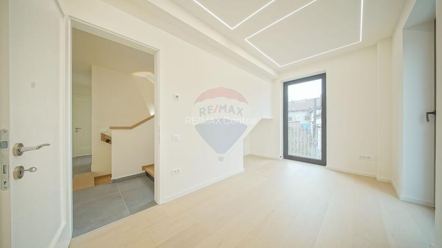 La poalele Tâmpei — vilă contemporană în Schei - 26
