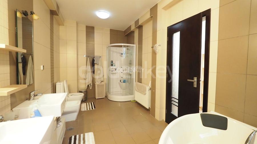 Vila spatioasa, partial mobilata cu acces facil - 14