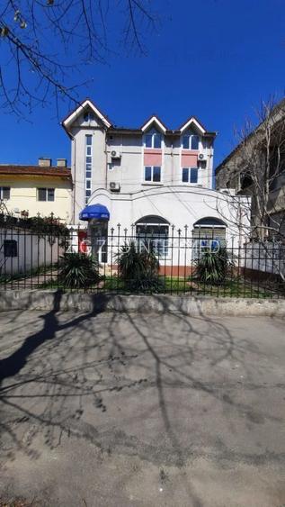 Ultracentral, stradal, spatiu COMERCIAL 80 mp., curte 100 mp. - 6