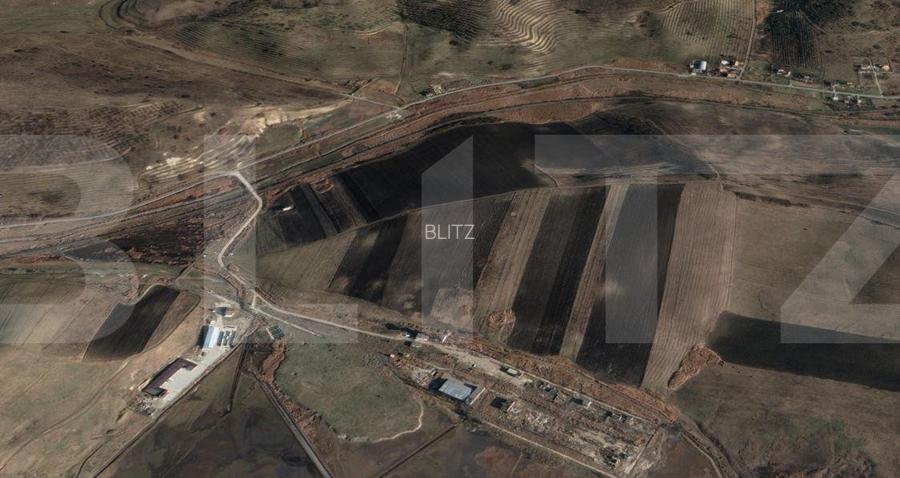 Vanzare urgenta!Teren industrial extravilan,1.1 Ha, front 35 ml si 34 ml,Apahida